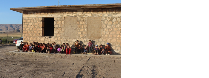 Yezidische Kinder vor einer renovierten Schule